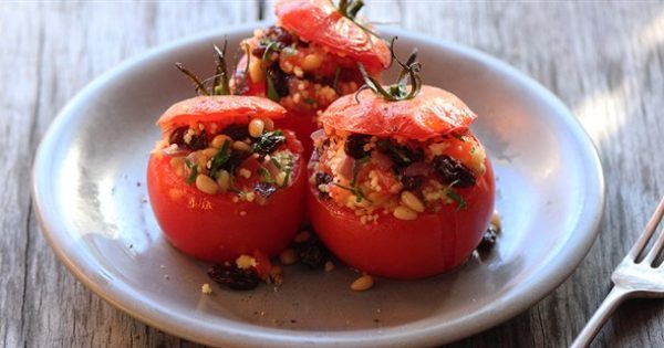 Featured Image for Ντομάτες γεμιστές με μακρύκοκκο ρύζι, σταφίδες και κουκουνάρια