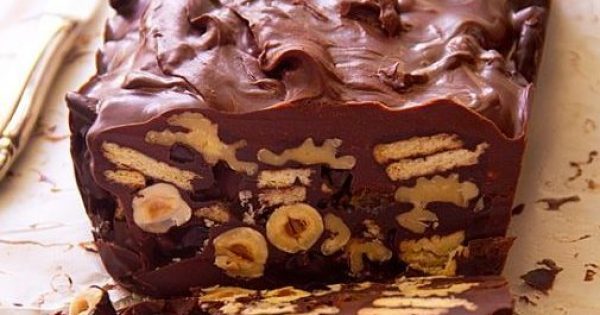 Featured Image for Κορμός σοκολάτας με μπισκότα, ξηρούς καρπούς και σταφίδες