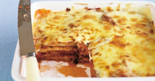 Featured Image for Μελιτζάνες με μπεσαμέλ τυριού στο φούρνο