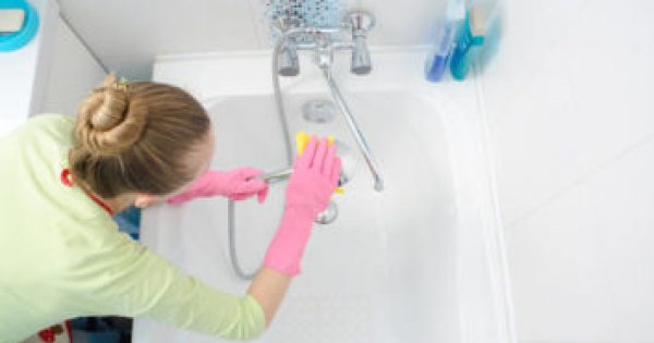 Το μεγάλο λάθος που κάνουμε όταν καθαρίζουμε τη μπανιέρα