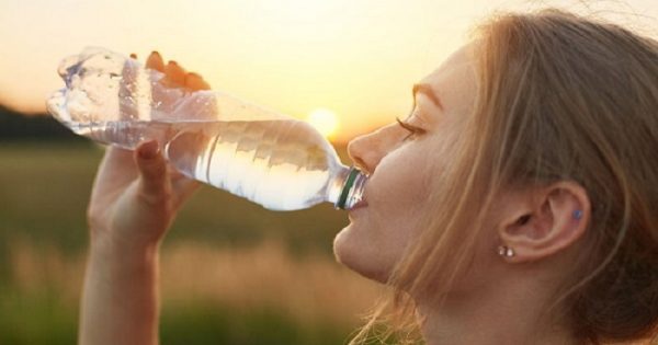 Featured Image for Πόσο νερό πρέπει να πίνουμε το καλοκαίρι;