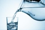 Featured Image for Γιατί πρέπει να πίνετε ένα ποτήρι χλιαρό νερό κάθε πρωί