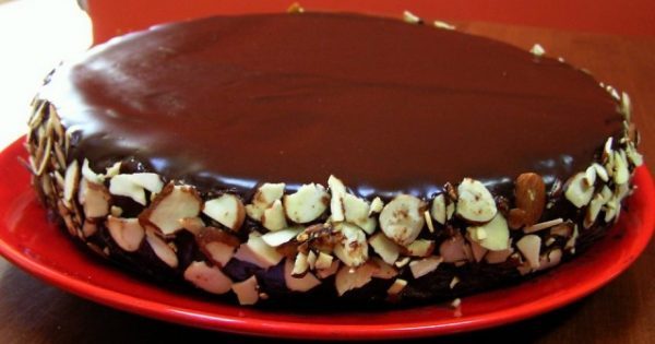 Featured Image for Τούρτα με γλάσο σοκολάτας και φιλέ αμυγδάλου