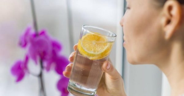 Είναι το νερό με λεμόνι ευεργετικό για την υγεία;
